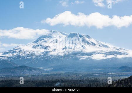 Snowcapped Mount Shasta volcano en hiver avec vue sur la vallée et les nuages sur la montagne Banque D'Images