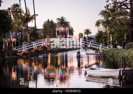 Venise, USA - 25 décembre 2015 : les gens marcher sur pont-canal décoré avec des lumières de Noël illuminé et joie sign Banque D'Images