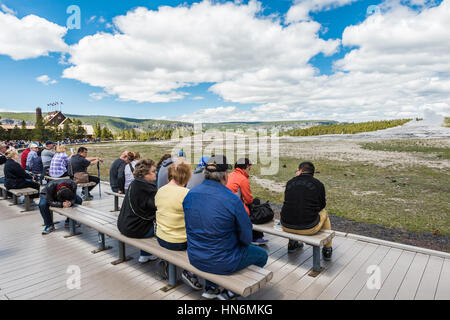 Le Parc National de Yellowstone, USA - 17 mai 2016 : les touristes fatigués assis sur des bancs et en attente de l'éruption du geyser Old Faithful Banque D'Images