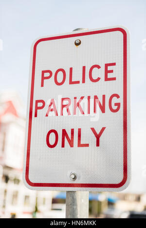 Parking rue de la police seulement signer en rouge Banque D'Images