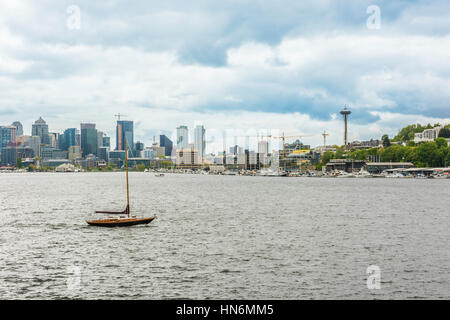 Seattle skyline avec Bay et de voile et d'humeur orageuse pluie nuageux de Gas Works Park Banque D'Images