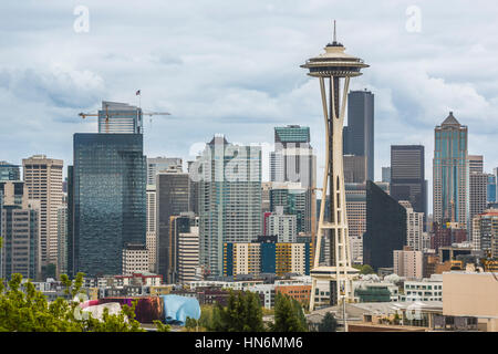 Le centre-ville de Seattle et la ville pendant sombre, nuageux et le temps orageux Banque D'Images