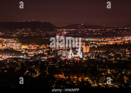 La Jolla, USA - 12 décembre 2016 : Vue aérienne de nuit à San Diego ville avec les bâtiments illuminés et mormon temple church Banque D'Images