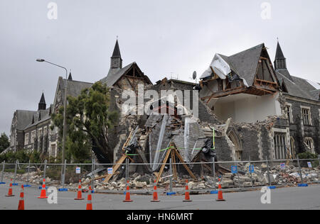 Christchurch, Nouvelle-Zélande - 12 mars 2011 : l'ancien bâtiment de l'école normale à l'angle des rues de Montréal et Kilmore s'effondre. Le bâtiment a été b Banque D'Images