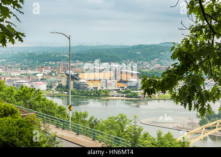 Pittsburgh, USA - 3 juin 2016 : Avis de Heinz en champ avec la rivière Allegheny Banque D'Images