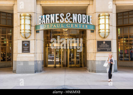 Chicago, USA - 30 mai 2016 : Entrée de la librairie Barnes and Noble, au centre-ville city center à l'université DePaul avec de l'or et de décoration détaillée rev Banque D'Images