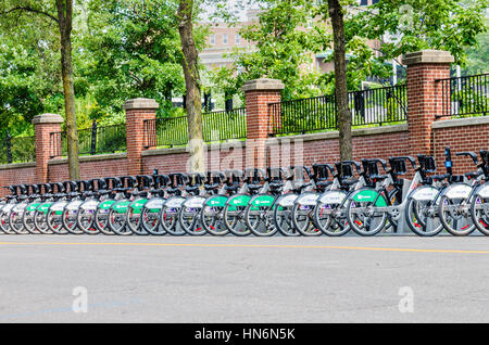 Montréal, Canada - 25 juillet 2014 : Ligne de nombreux vélos publics parqué avec signes de Telus Banque D'Images