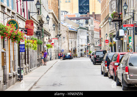 Montréal, Canada - le 26 juillet 2014 : rue de la vieille ville avec l'architecture de style européen et de nombreux restaurants et magasins Banque D'Images