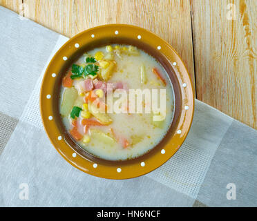 Chaudrée de pommes de terre et maïs grillé - Chaudrée de maïs crémeux au jambon et pommes de terre Banque D'Images