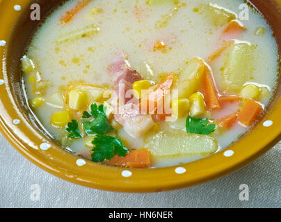 Chaudrée de pommes de terre et maïs grillé - Chaudrée de maïs crémeux au jambon et pommes de terre Banque D'Images