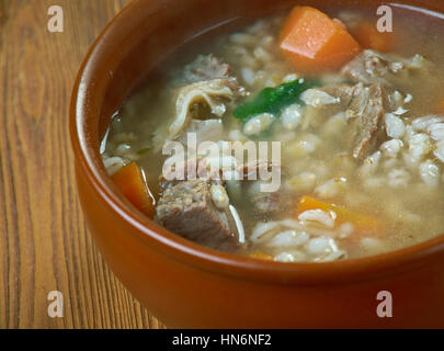 Krupnik polonais épaisse soupe faite à partir de légumes ou de viande, bouillon de pommes de terre contenant de l'orge et gruaux Banque D'Images