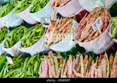 Green pois sugar snap et bombardements de la tache rose canneberge affichage pour vendre au marché de fermiers Banque D'Images