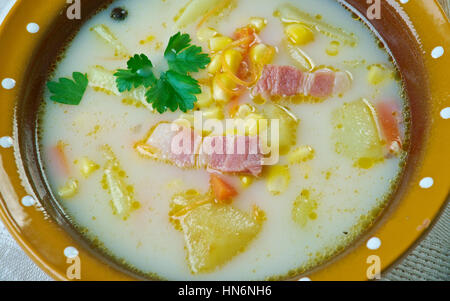 Chaudrée de pommes de terre et maïs grillé - Chaudrée de maïs crémeux au jambon et pommes de terre Banque D'Images