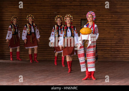 Silver Spring, États-Unis - 17 septembre 2016 : Les filles habillés en costume traditionnel ukrainien rouge vêtements brodés danse avec du pain pour le festival le stag Banque D'Images