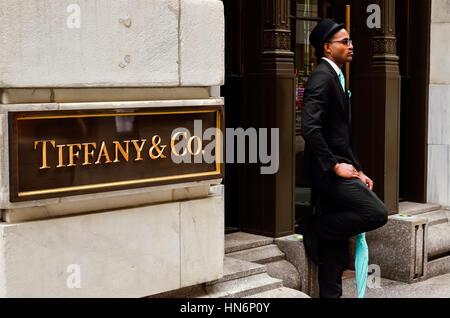 La ville de New York, USA - 11 mai 2015 : Tiffany & Co. s'appuyant sur Wall Street dans le quartier financier avec concierge employé en costume aux couleurs coordonnées Banque D'Images