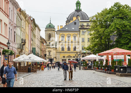 Lviv, Ukraine - juin 1, 2013 : Centre-ville vieille ville avec l'architecture de l'église et de la rue pavée Banque D'Images