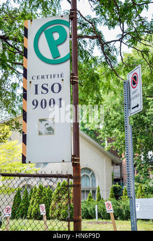 Montréal, Canada - 25 juillet 2014 : Signe de certificat ISO 9001 pour le parking situé rue au centre-ville Banque D'Images