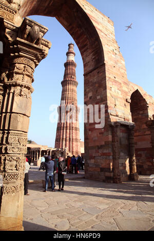 Qûtb Minâr tower vu par arch, complexe Qûtb Minâr, Delhi, Inde (Photo Copyright© par Saji Maramon) Banque D'Images