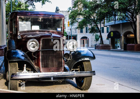 Austin, USA - Le 19 juillet 2015 : 1934 Ancien panneau Ford vedette Camion de livraison à l'extérieur de l'hôtel The Driskill, au centre-ville Banque D'Images