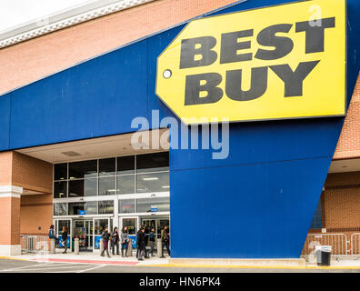 Fairfax, États-Unis - 25 novembre 2016 : façade magasins Best Buy avec d'énormes dans le centre-ville de signer à Virginia City avec des gens qui marchent autour des entrées Banque D'Images