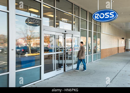 Fairfax, États-Unis - 27 novembre 2016 : Ross storefront avec de panneau bleu et personne qui marche dans l'entrée de magasin Banque D'Images