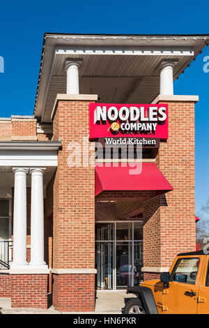 Fairfax, États-Unis - 27 novembre 2016 : Noodles & Company World cuisine façade magasin au centre-ville de ville en Virginie avec l'architecture de brique Banque D'Images