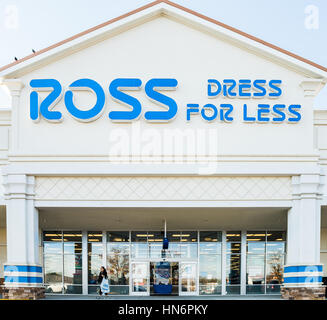 Fairfax, États-Unis - 27 novembre 2016 : Ross storefront avec panneau bleu et personne qui marche par entrée de store Banque D'Images