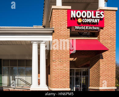 Fairfax, États-Unis - 27 novembre 2016 : Noodles & Company World cuisine façade magasin au centre-ville de ville en Virginie avec l'architecture de brique Banque D'Images