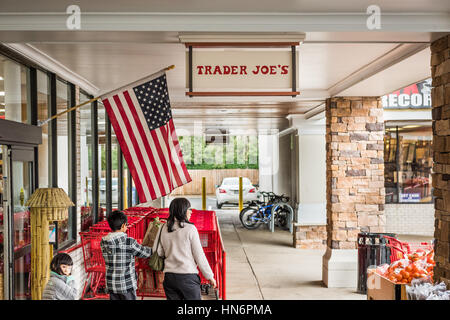 Fairfax, États-Unis - 25 novembre 2016 : Trader Joes épicerie entrée avec signe, drapeau américain et les gens qui marchent Banque D'Images