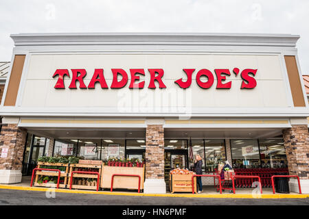 Fairfax, États-Unis - 25 novembre 2016 : Trader Joes épicerie signe avec façade et les éléments sur l'écran et les gens qui marchent Banque D'Images