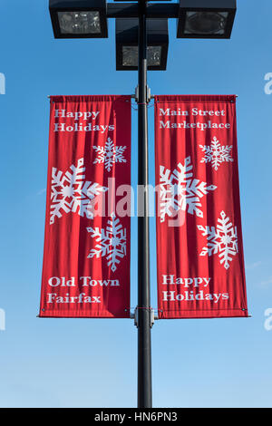 Fairfax, États-Unis - 27 novembre 2016 : happy holidays bannière rouge sur un lampadaire au centre-ville d'old town City en Virginie avec des flocons Banque D'Images