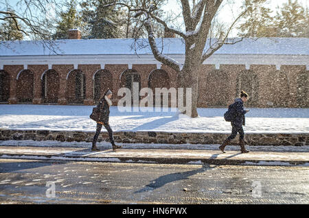 Charlottesville, États-Unis - 24 janvier 2013 : Les étudiants de l'Université de Virginie et à pied de la classe sur le campus pendant hiver neige Banque D'Images