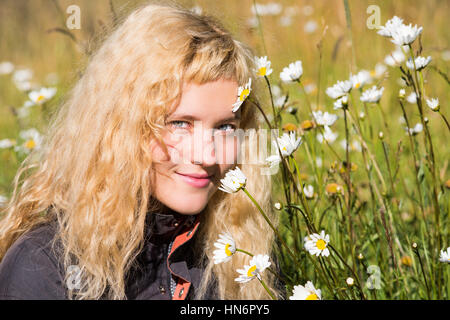 Portrait de jeune femme blonde blancs fleurs de camomille Banque D'Images