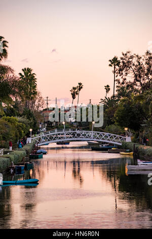 Venise, USA - 25 décembre 2015 : italien-comme canaux de Los Angeles pendant le coucher du soleil du soir avec des canoës et pont Banque D'Images