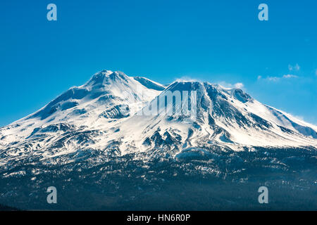 Snowcapped Mount Shasta volcano au cours de l'hiver gros plan bleu Banque D'Images