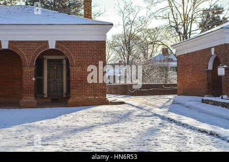 Charlottesville, États-Unis - 24 janvier 2013 : chutes de neige sur la pelouse des dortoirs de l'Université de Virginie durant la tempête Banque D'Images