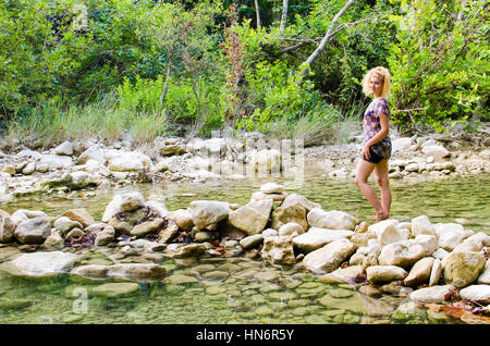 Young woman walking in Barton Creek Greenbelt à Austin, Texas Banque D'Images