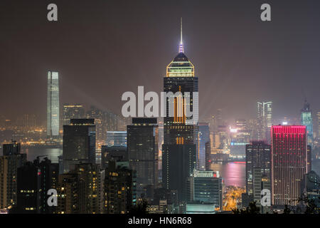 Voir des gratte-ciel de nuit avec le Central Plaza et ICC building. L'horizon de Hong Kong vue du Stubbs Road Lookout. Hong Kong, Chine. Banque D'Images