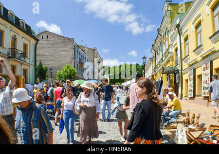 Kiev, Ukraine - 25 mai 2013 : Uzvoz ou descente Andriyivskyy Spusk avec les vendeurs de souvenirs et des gens qui marchent Banque D'Images