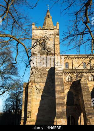 Tour à la nef romane à Dunfermline Abbey en hiver Dunfermline Fife Ecosse Banque D'Images