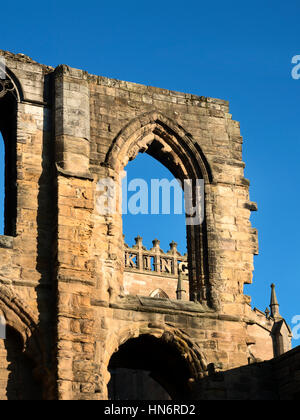 Partie de la tour Bruce Vue à travers une fenêtre dans le Palais ruine à Dunfermline Abbey Dunfermline Fife Ecosse Banque D'Images