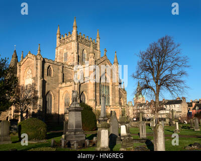 Cimetière et église abbatiale avec Bruce Tower à Dunfermline Abbey Dunfermline Fife Ecosse Banque D'Images