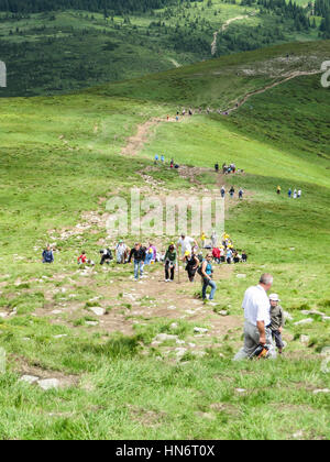 Hoverla, Ukraine - Mai 6, 2009 : Beaucoup de gens plus haute montagne Escalade Randonnée en pays sur la colline Banque D'Images