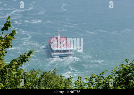 Niagara Falls, Canada - le 22 juillet 2014 : Bateau Hornblower de touristes au bas de la chute d'Horseshoe Banque D'Images