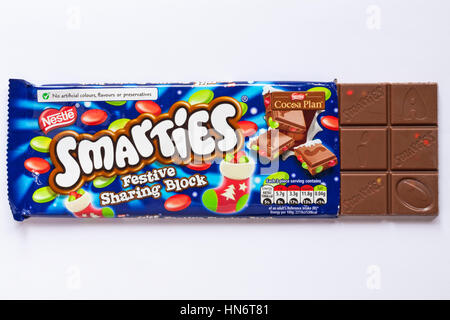 Bar de Smarties Nestlé partage fête du chocolat bloc ouvert pour afficher contenu isolé sur fond blanc - montrant des carrés au chocolat Banque D'Images