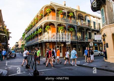 New Orleans, USA - Le 13 juillet 2015 : un bâtiment d'inspiration française espagnol avec balcons en fer metal dans les Quartiers français en Louisiane. Banque D'Images