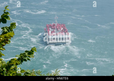 Niagara Falls, Canada - le 22 juillet 2014 : Bateau Hornblower de touristes au bas de la chute d'Horseshoe Banque D'Images