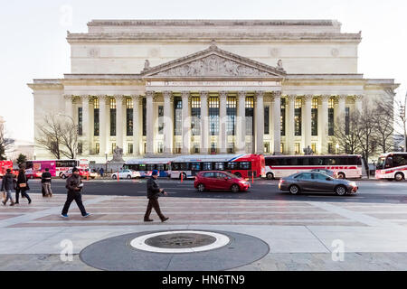 Washington DC, USA - 29 décembre 2016 : Personnes traversant rue sur Pennsylvania Avenue au centre-ville avec les Archives nationales des capacités Banque D'Images