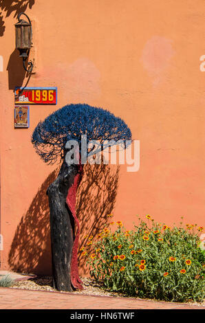 Las Cruces, États-Unis - 27 juillet 2015 : arbre décoratif bleu par Adobe maison au Nouveau Mexique Banque D'Images