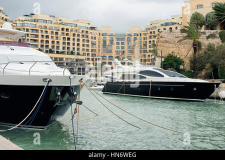 Super yachts amarrés au port de plaisance de Portomaso à St Julian, Malte Banque D'Images